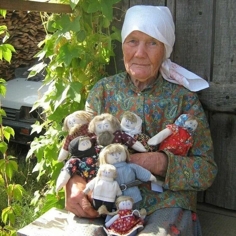 Бабушке помогала по дому. Бабушка в деревне. Деревенская бабушка. Деревенская старушка. Бабушка из деревни.