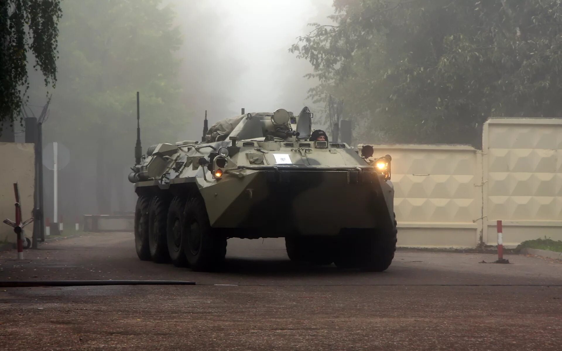 Бтр пытается проскочить мимо танков. Танк бтр 80. техника бтр 80. бтр 80 z.