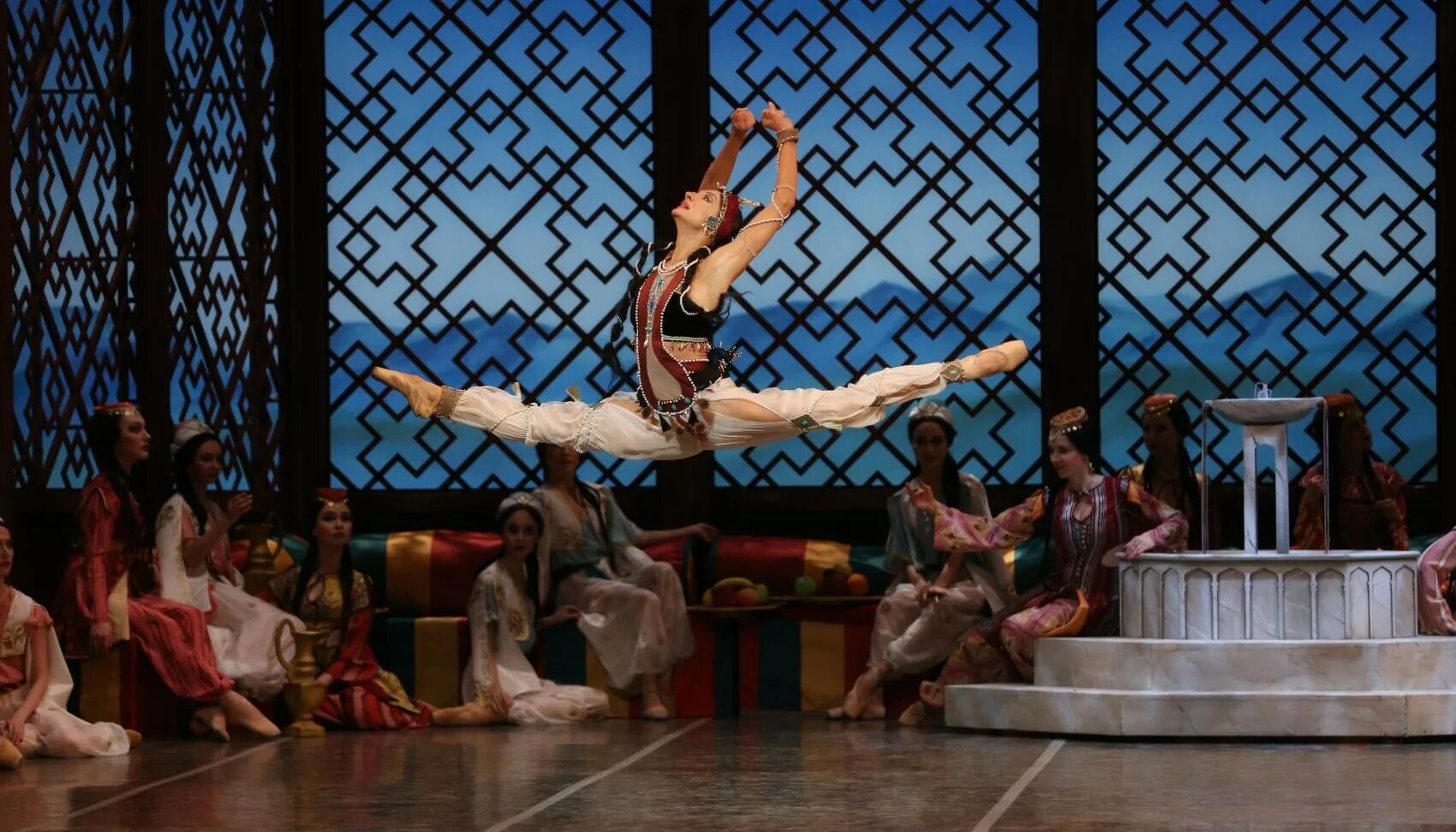 Бахчисарайский фонтан балет мариинский. Бахчисарайский фонтан балет. Бахчисарайский фонтан балет мариинский театр. Бахчисарайский фонтан мариинский театр. Хан гирей бахчисарайский фонтан балет.