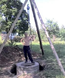 Человек поднял из колодца