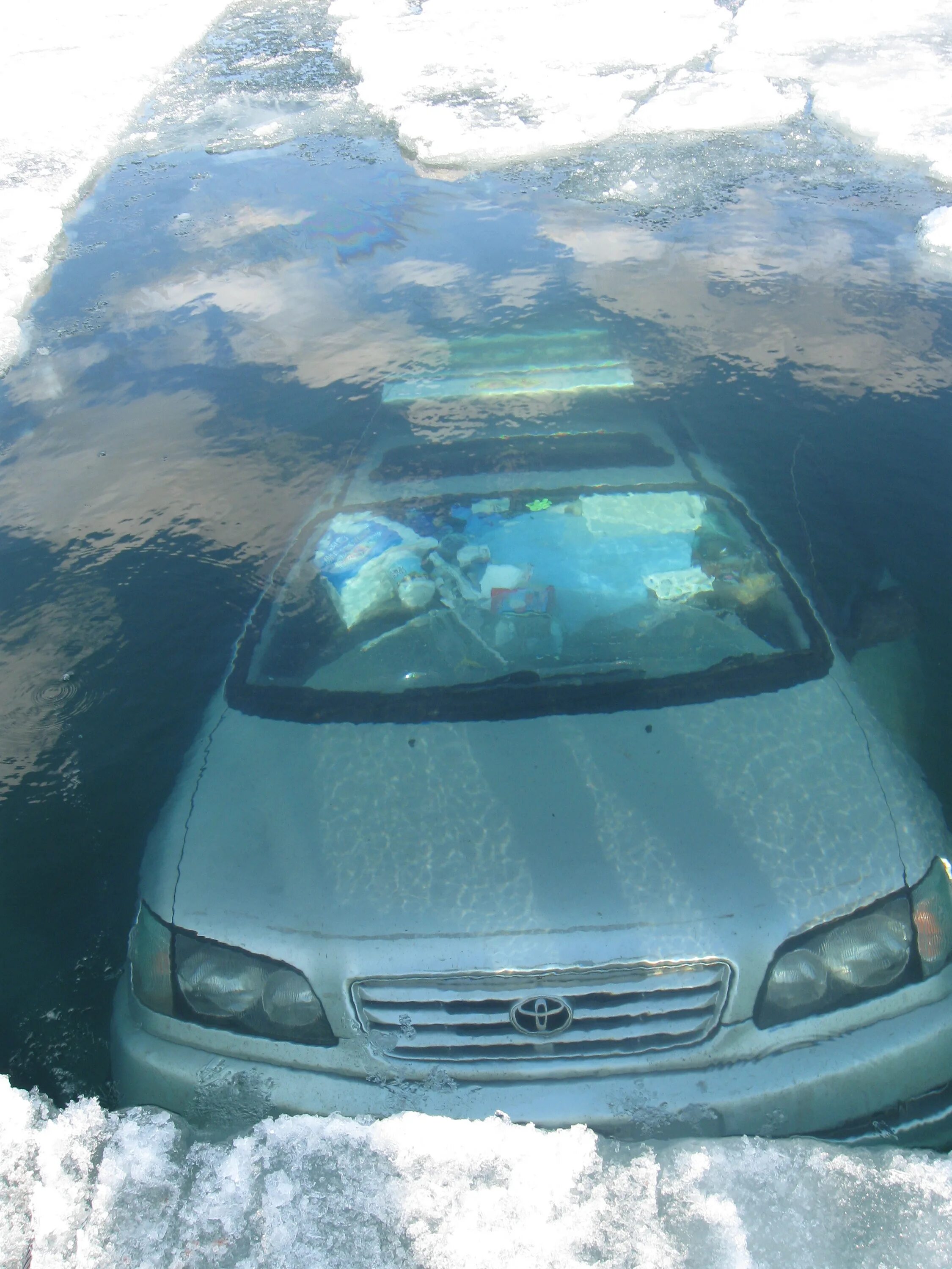 Автомобиль на льду. Подо машина. Машина едет по льду байкала. Машина на льду байкала. Машина на озере байкал.