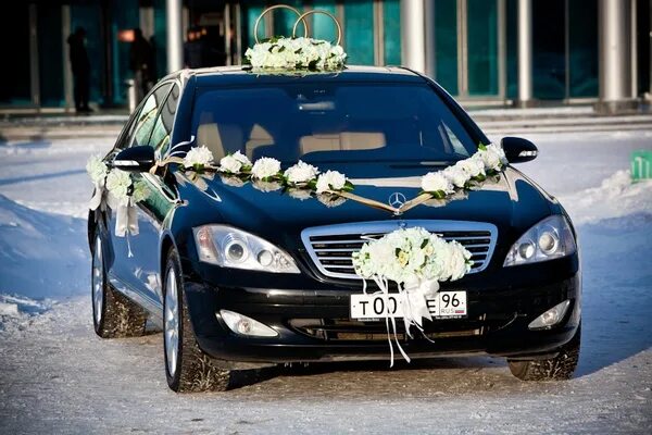 Прокат украшений. Украшение автомобиля на свадьбу. Украшение свадебной машины 2022. Украшение машин на свадьбу зимой. Украшение черной машины на свадьбу.