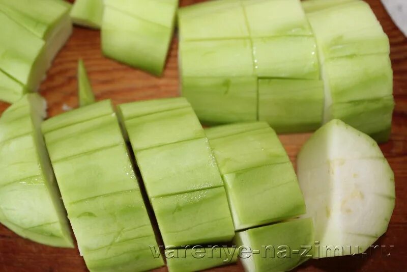 Нарезка пухлые. Нарезка кабачка. Красивая мясная нарезка. Козелки колбаса вареная. Картошка порезанная кружочками.