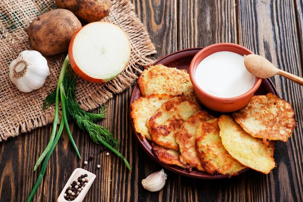 Белорусская Национальная кухня драники. Белорусская кухня драники. Драники белорусское национальное блюдо. Белорусские драники