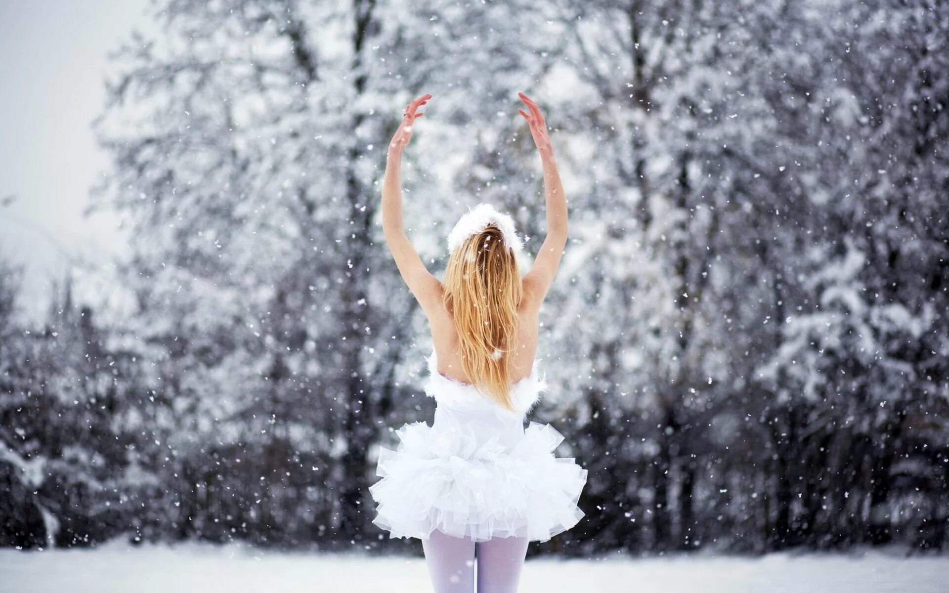 Девушка в снегу. Девушка зимой. Балерина на снегу. Танцующая девушка зимой.