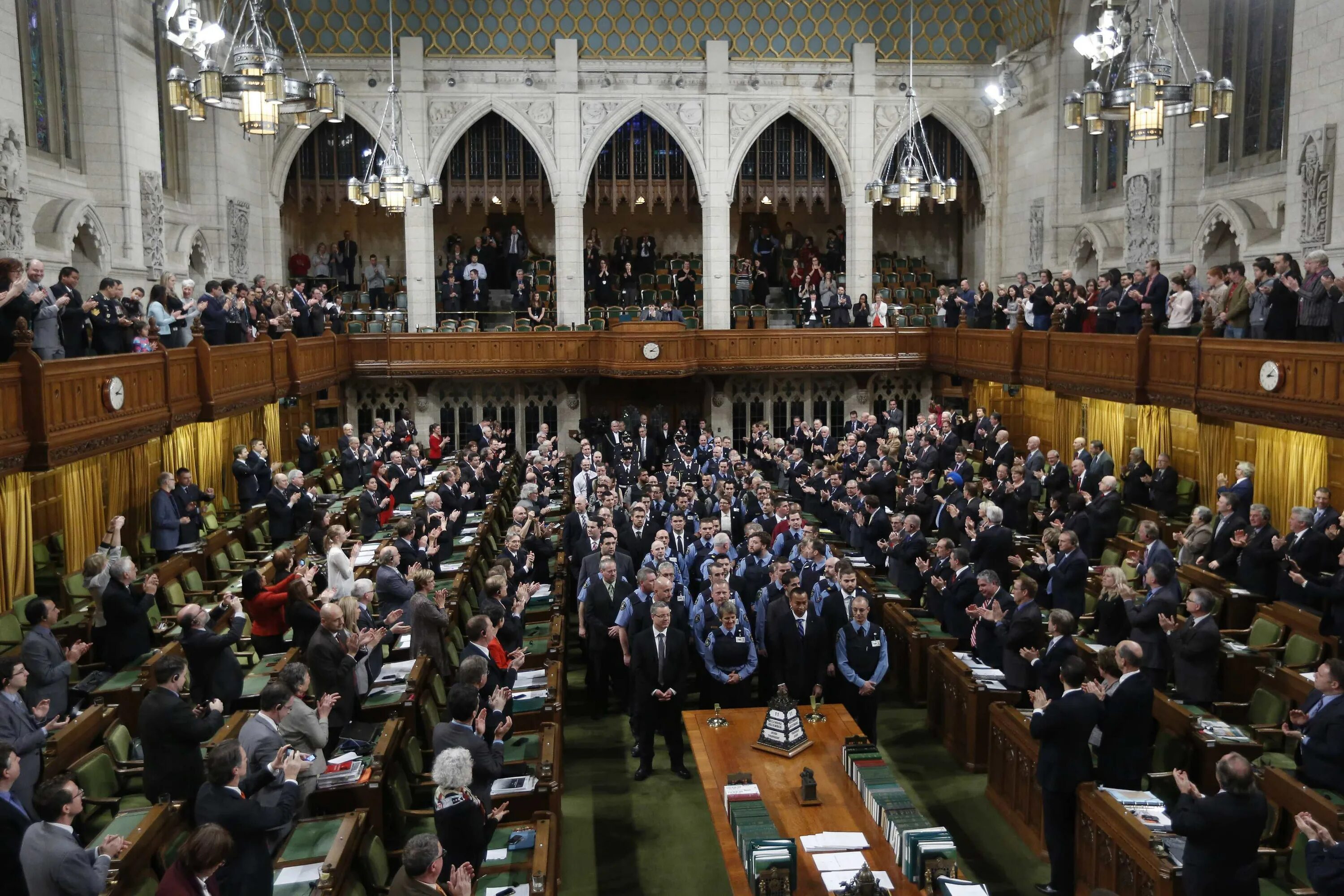 Что исполняет парламент. Нижняя палата парламента великобритании. кулуары палаты общин. парламент ливана. парламентские традиции.