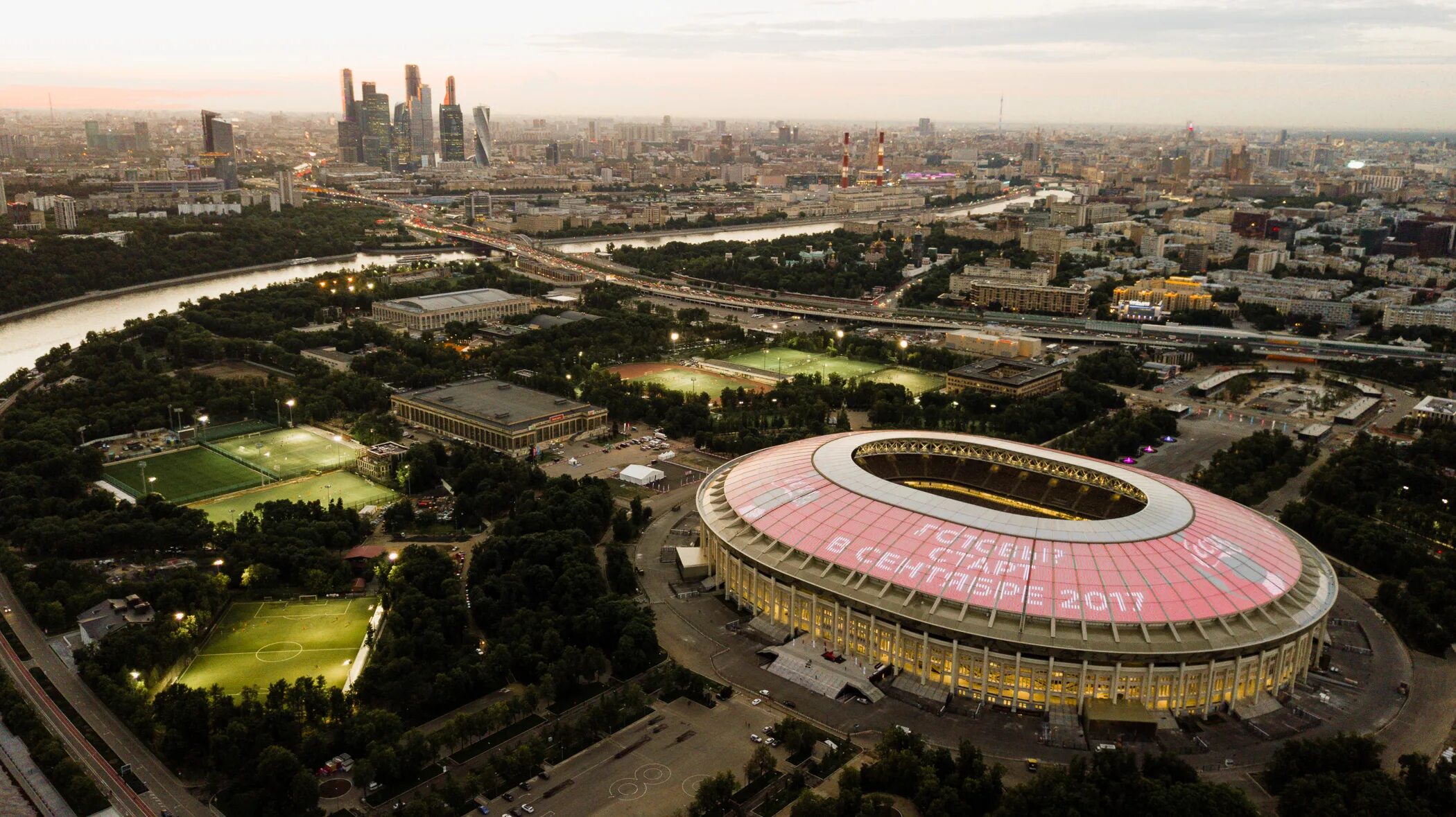 Лужники баст. Парк Лужники Москва. Олимпийский комплекс Лужники. Лужники стадион территория. Стадион Лужники парк.