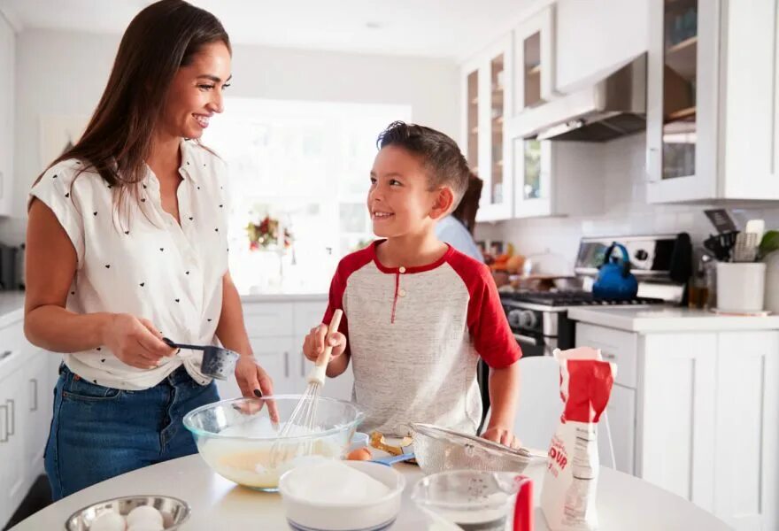 Mum cook. Household chores фото. Воспитание девочки. Mum asked to look. Mum cooks dinner.