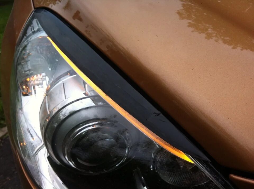 Ресницы для фар автомобиля. Ниссан альмера классик реснички на фары. 5. Тойота королла 120 накладки на фары. Машина с ресничками.