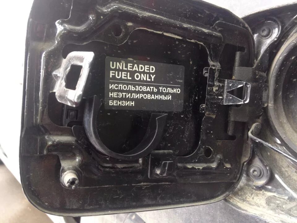Держатель крышки бензобака - Nissan Teana (J32), 2,5 л, 2011 года своими руками 