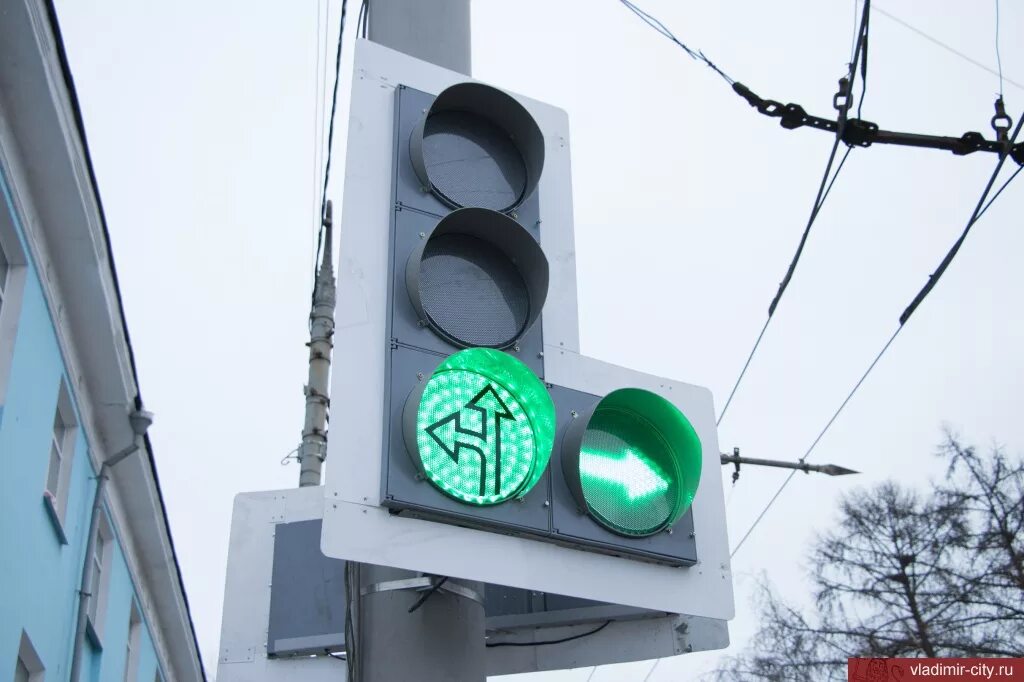 Движение под секцию светофора. Светофор. Светофор со стрелками. Светофор с доп секцией. Зеленая стрелка светофора.