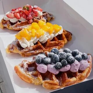 10.Sementara croffle saat ini disajikan mirip waffle dengan menggunakan top...