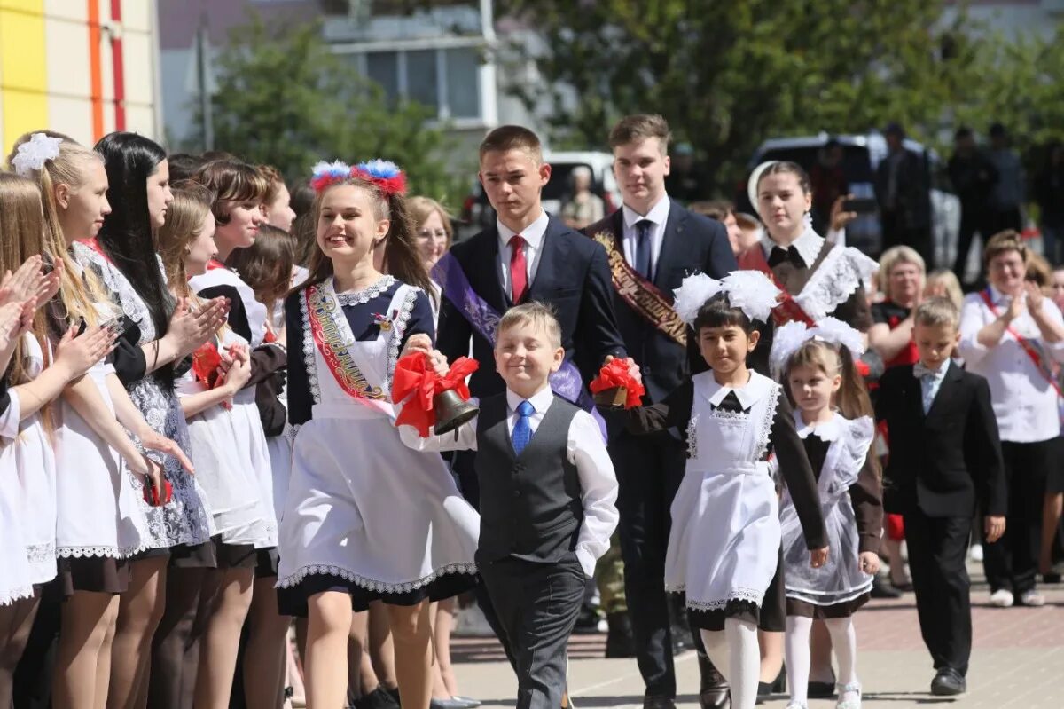 Школа года белгородская область. Малиновская СОШ Белгородского района. Школьники выпускной. Линейка выпускников. Выпускники школы.