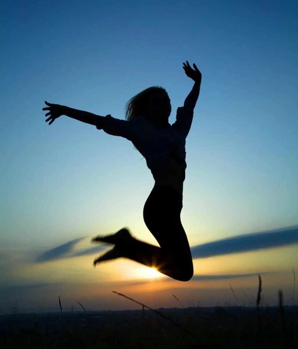Свобода развода. Человек в прыжке. Красивый прыжок. Девушка в прыжке. Радостный прыжок.