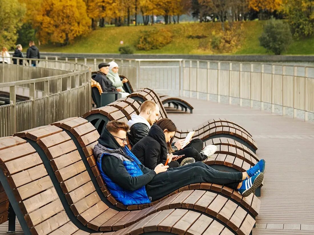 Куда сходить в москве парки. Интересные места в москве для молодежи. крутые места в москве для молодежи. в парке красивое место для молодежи. места для молодежи в москве для прогулок.