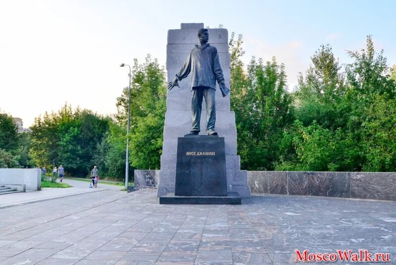 Памятник мусы джалиля в москве. Памятник мусе джалилю москва люблино. Парк мусы джалиля. Парк мусы джалиля. Муса джалиль памятник в москве.