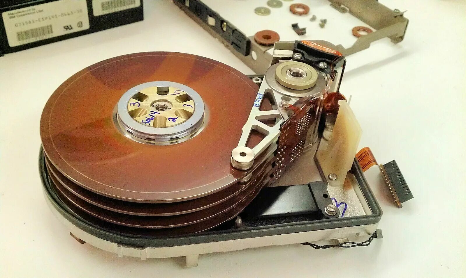 Ibm drivers. Ibm 3340. жесткий диск ibm 1970 emc. hdd диски с ibm. жесткий диск ibm 24p3726.