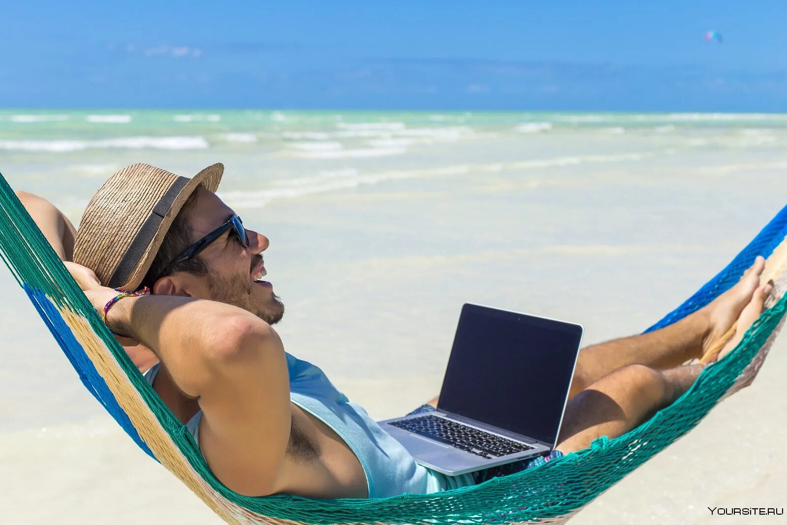 Ди в отпуске. Человек на лежаке. Лежак на море. Человек с ноутбуком на пляже. Мужчина на пляже с ноутбуком.