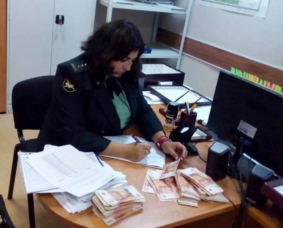 Возвращают ли судебные приставы. Судебные приставы деньги. следователь судебных приставов. судебный притавы и деньги. приставы долги.