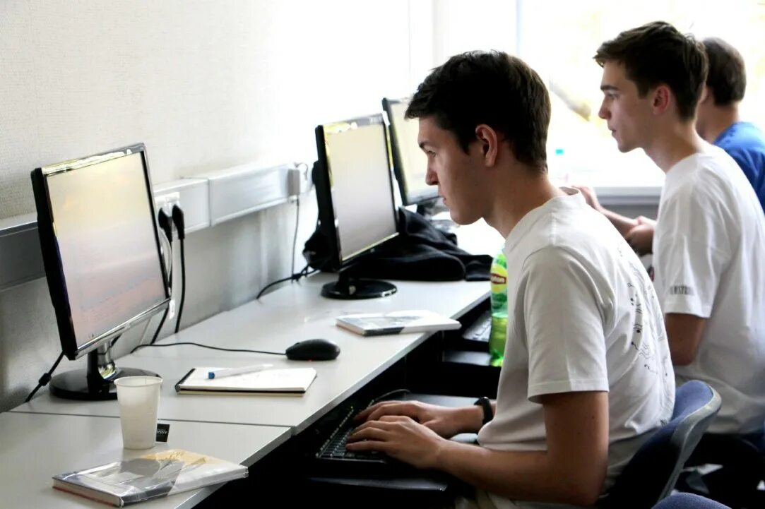 Старшеклассники в школе. Учащиеся студенты. Студент картинка. Серьезная молодежь. X студент.