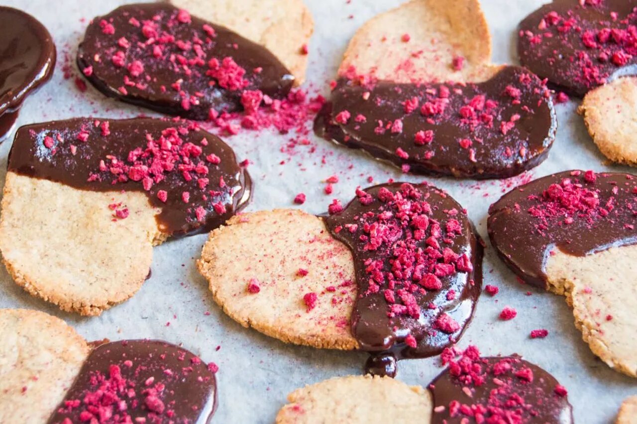 Печенье. Малиновое печенье. Малиновое печенье. Печеньки с малиновым джемом. Печенье с малиной и белым шоколадом.