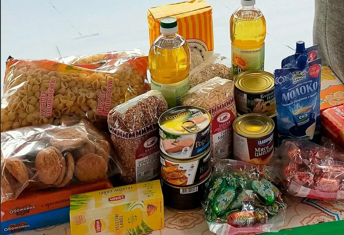Наборы продуктов для нуждающихся. Продуктовый набор для пенсионеров. Продуктовый набор для малоимущих. Продукты питания для малоимущих. Продуктовый набор.