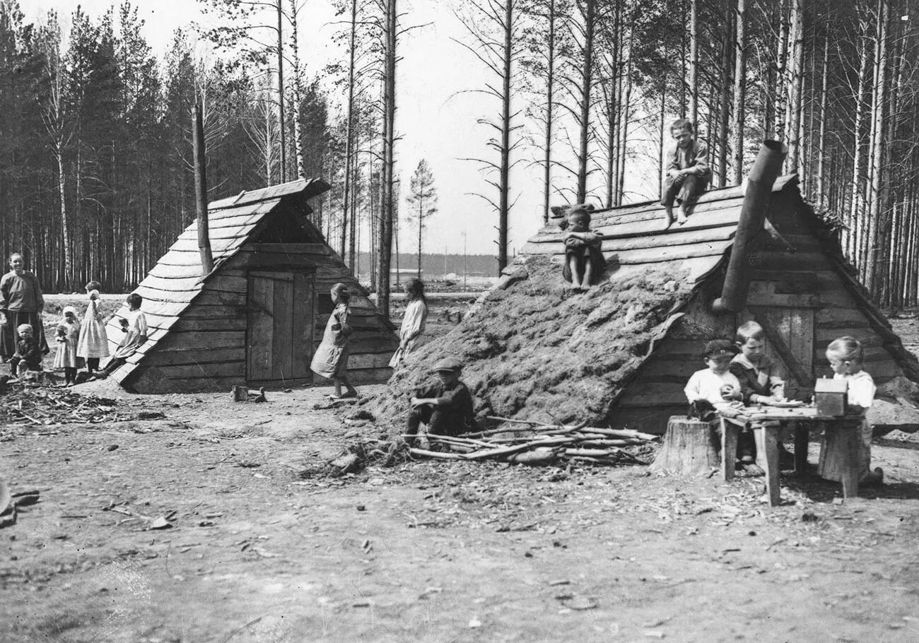 Поселение переселенцев. Спецпереселенцы в ссср 1930. спецпереселенцы нарымский край. землянки переселенцев в сибири.