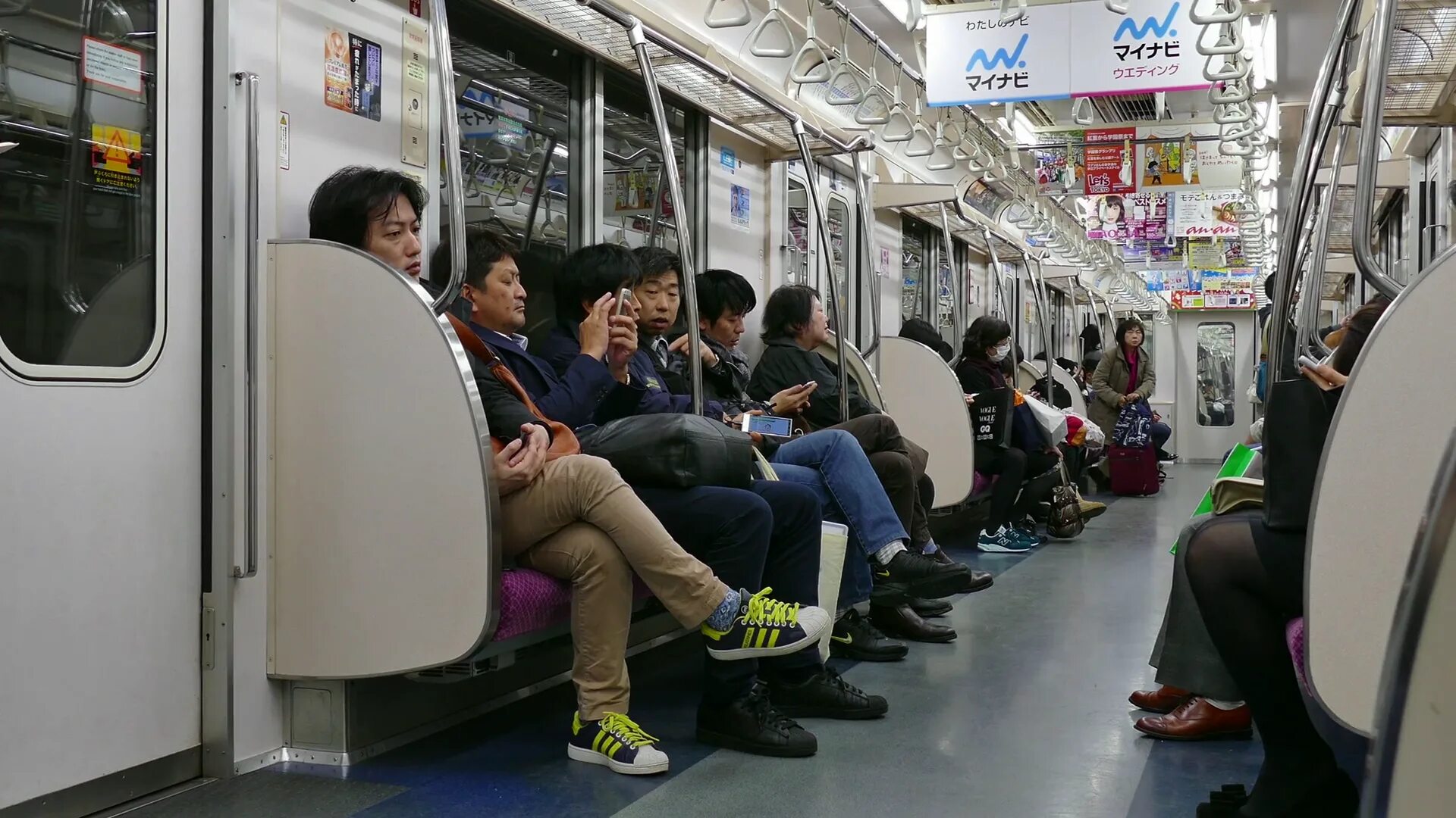 Азиатское метро. Метро в азии. Трамбовщик в метро в японии. Метро в японии в час пик. Япония токио метро.