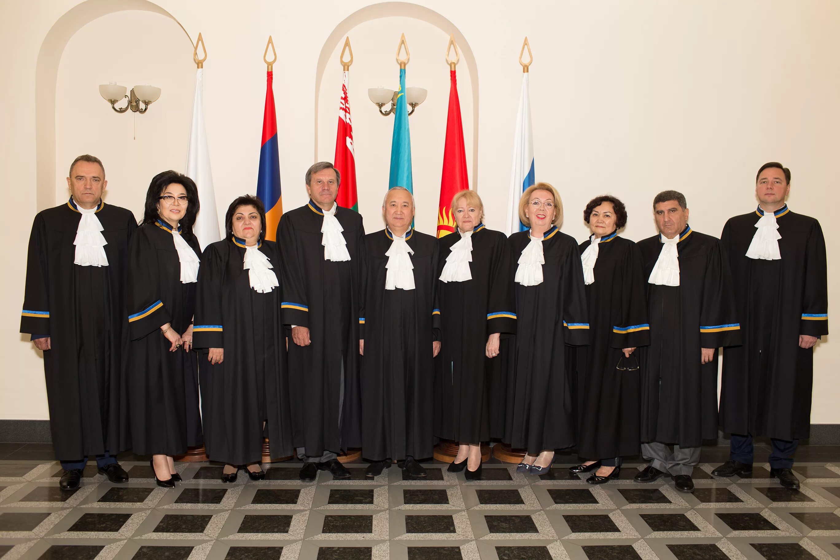 Отдельную группу суд. Евразийский экономический суд. Суд ЕАЭС. Судьи суда ЕАЭС. Судья в суде.
