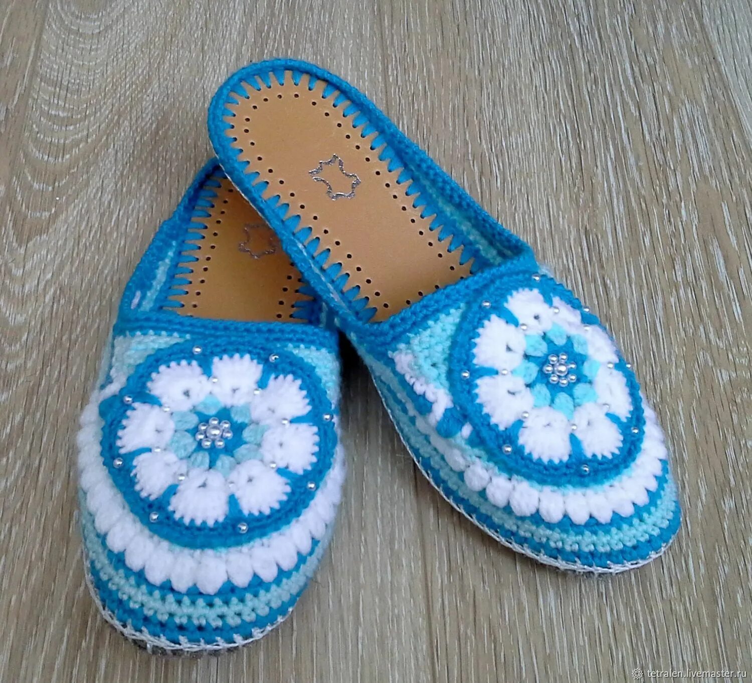 Тапки на подошве крючком. Тапочки крючком на войлочной подошве. Тапки на войлочной подошве. Вязаные домашние тапочки. Вязаные тапки на подошве.
