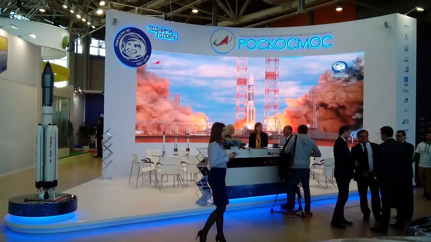выставочные стенды роскосом. роскосмос стенд выставка. макс 2021 выставочный стенд роскосмос. космическое агентство. макс 2019 стенд роскосмос внииэм.