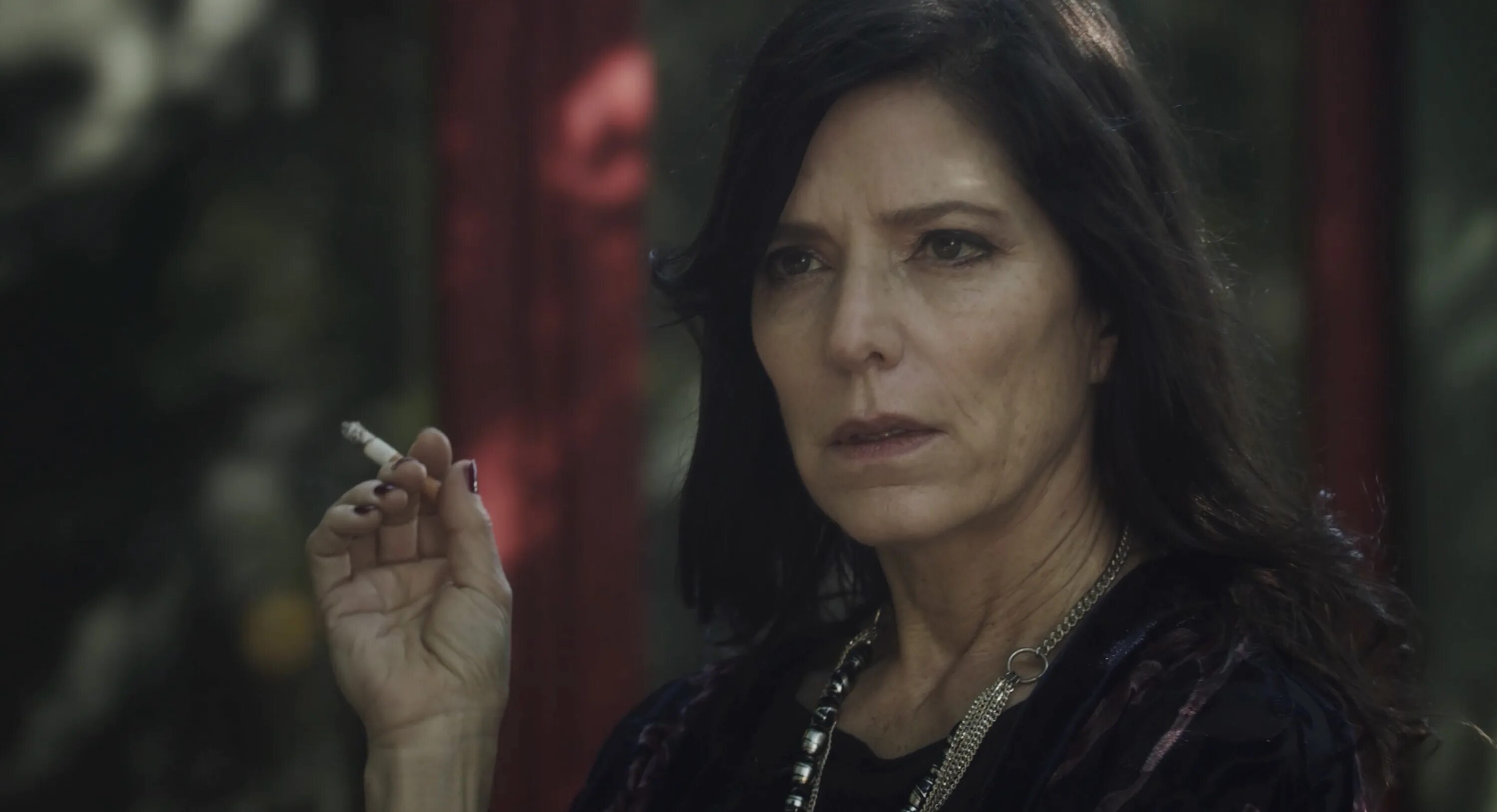 Женщины в черном 2021. Женщины в черном 2021. Рубашка женская. Ужас в тёмном лесу фильм 2021. Женщина в черном ужастик.