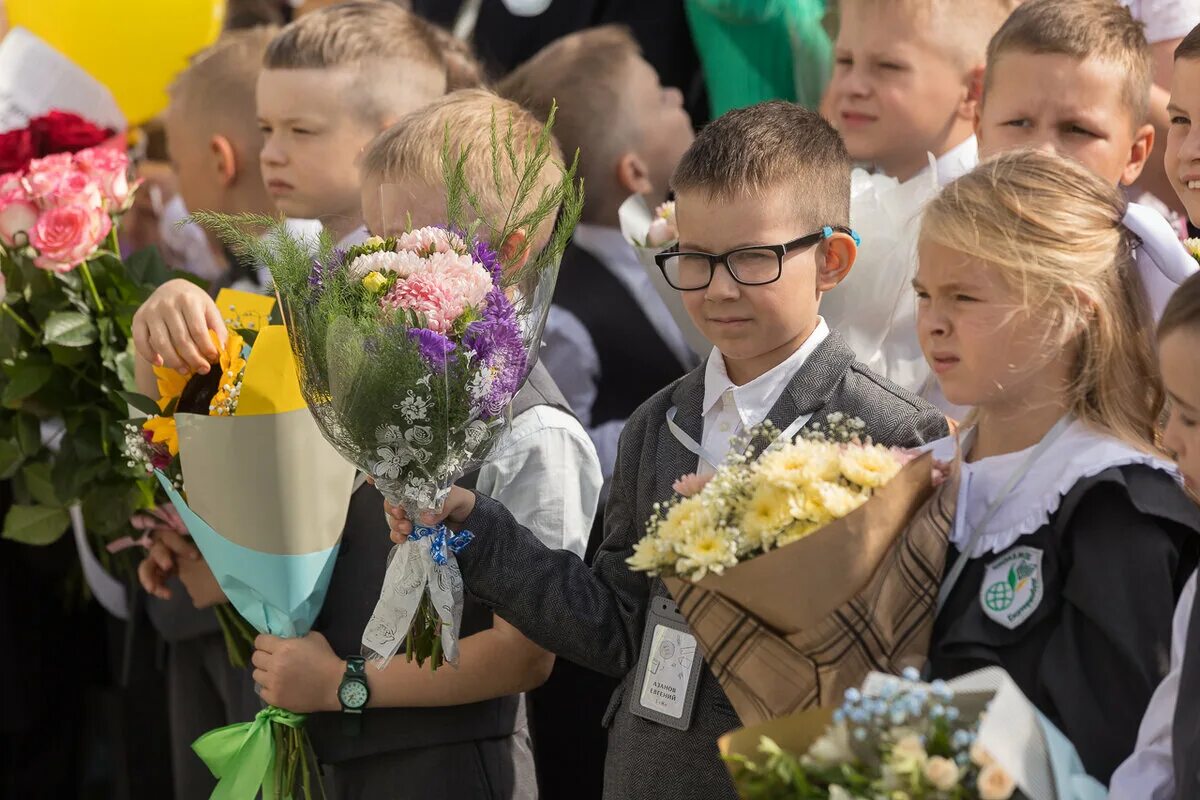 Школьная линейка первоклассников. Букет "первоклашка". Цветы на 1 сентября первокласснику. Первоклассники 2023. Что отменят 1 сентября 2024 года