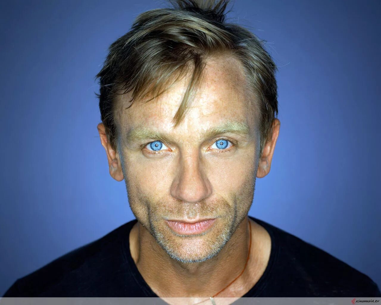 люди с голубыми глазами лучше. кристофер вайтлоу. девушка голубоглазая блондинка. люди с синими глазами. яркие голубые глаза.