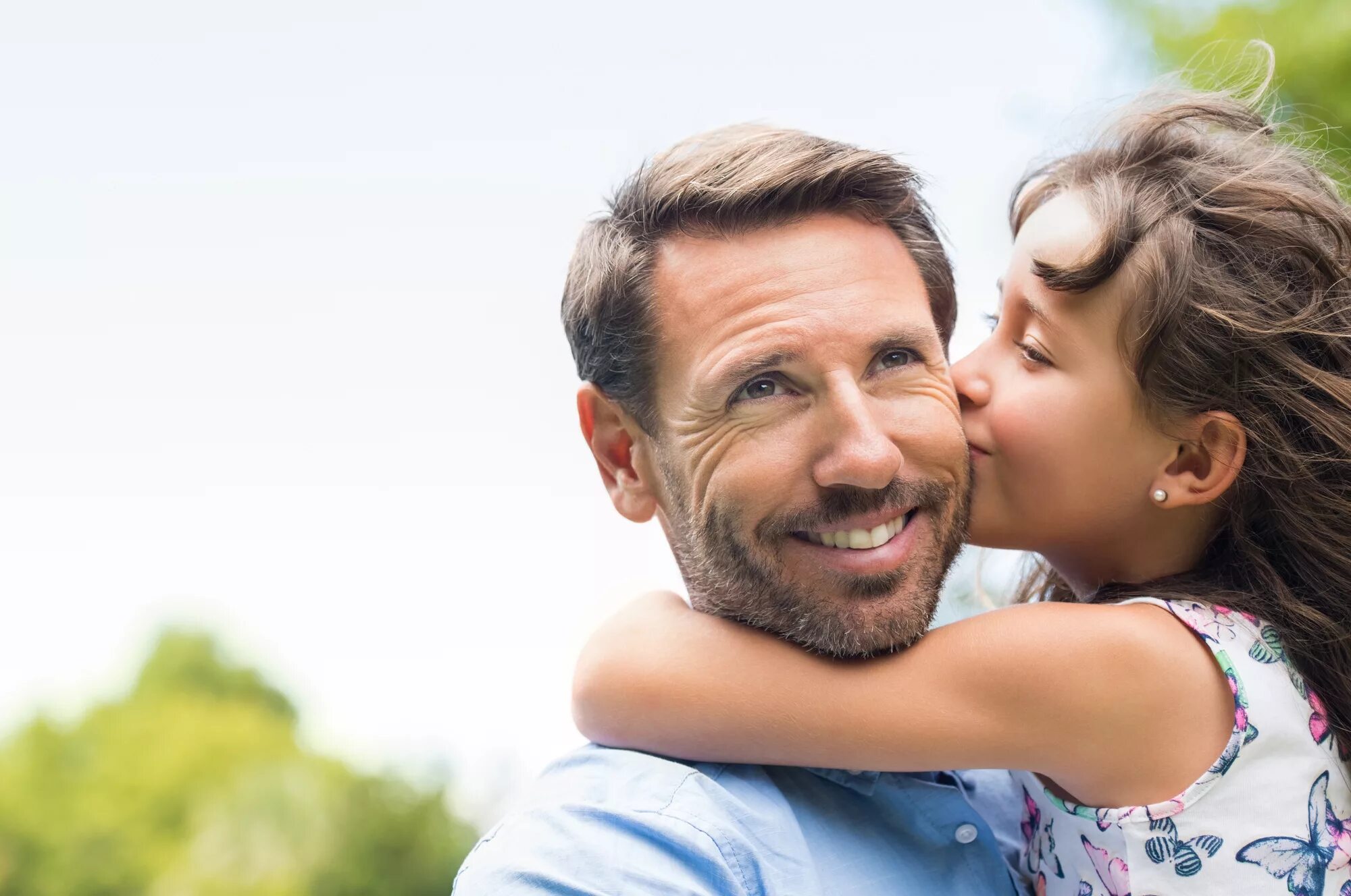 Dad daughter sister. Папа обнимает дочку. Папа и дочка подросток. Девочка обнимает папу.