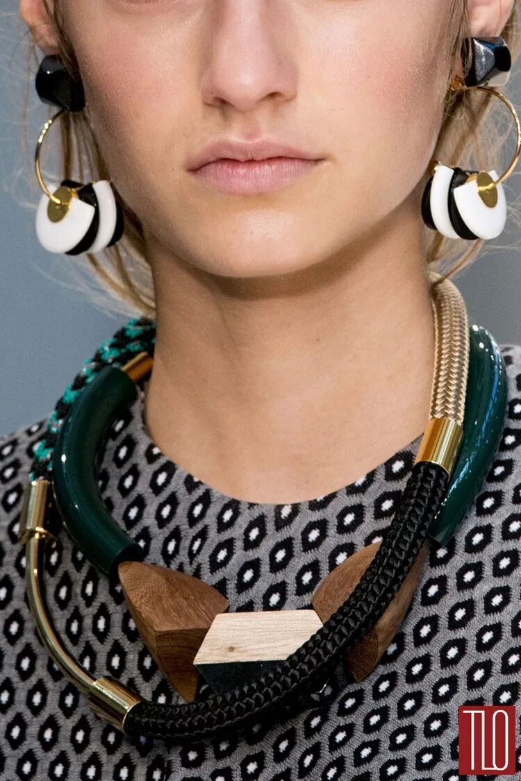 Украшения для волос весна. Серьги с водолазкой. Объемные серьги марни. С какой одеждой носят деревянные украшения. Украшения для волос тренд.