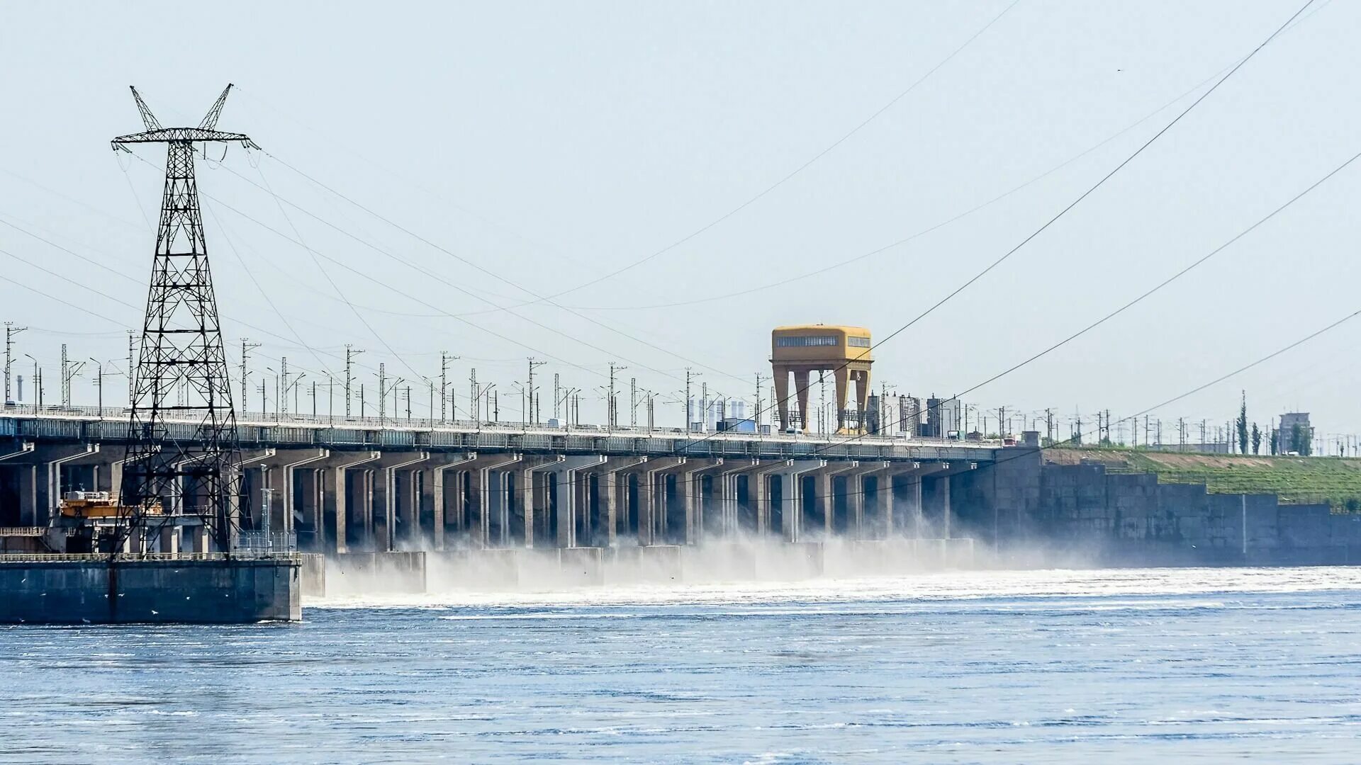 Русгидро уровень воды в рыбинском водохранилище. Волжская ГЭС Волгоград. РУСГИДРО Волжская ГЭС. Плотина Волжской ГЭС. Река Волга Волжская ГЭС.