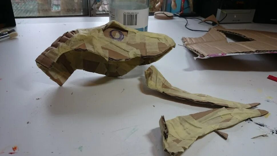 Картонный динозавр. Как сделать из картона раптор. Как сделать из картона раптор. Картон поделки. Маска раптора из картона.