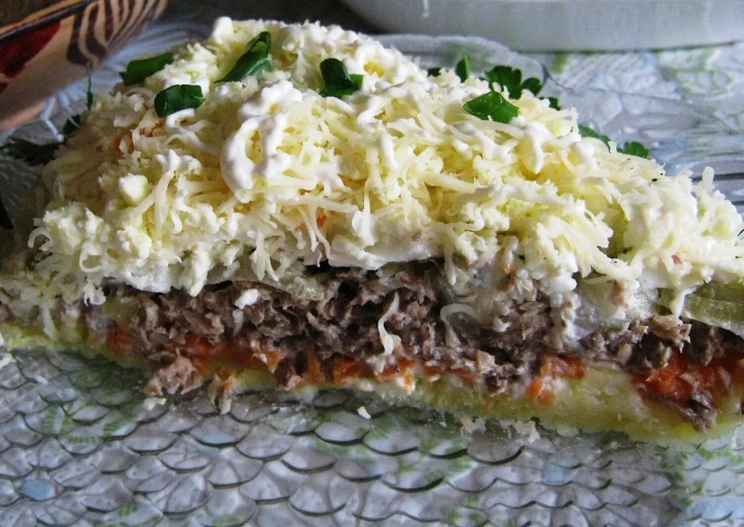 Какой сделать салат из консервы. Салат из рыбных консервов. вкусный салат с консервой. салат с рыбной консервой и яйцом. салат рыбка. с консервой.