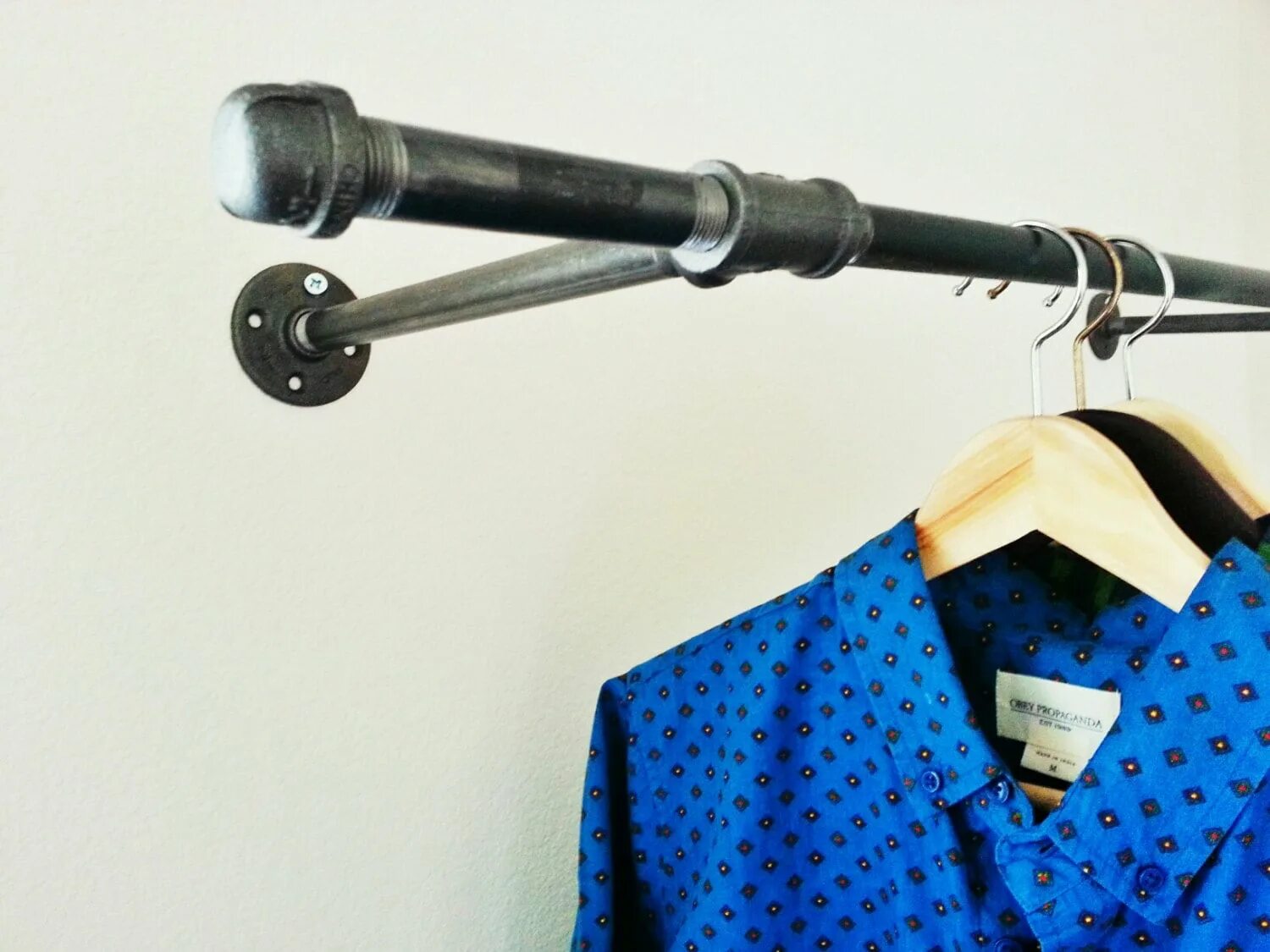 Перекладина для плечиков. Труба под одежду. Вешалка sherlock #80304544. Вешалка ля редут. Подвесная штанга для одежды.