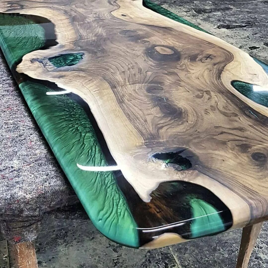Стол из массива дерева со смолой. Эпоксидная смола и дерево. Green epoxy эпоксидная смола. Со смолой. Resin line эпоксидная смола.