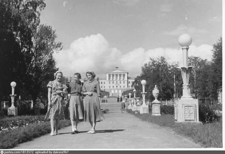 Парки советского времени. Парк Горького 1950-е Москва. ЦПКИО Зеленогорск. ЦПКИО им Кирова Ленинград 1940-е. Зеленогорск 1950.