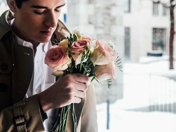 К чему снится дарить цветы мужчина. Мужчина в дверях с цветами. Цветы на свидание. Мужчина с цветами на плече. Коллега с букетом роз фотосток.