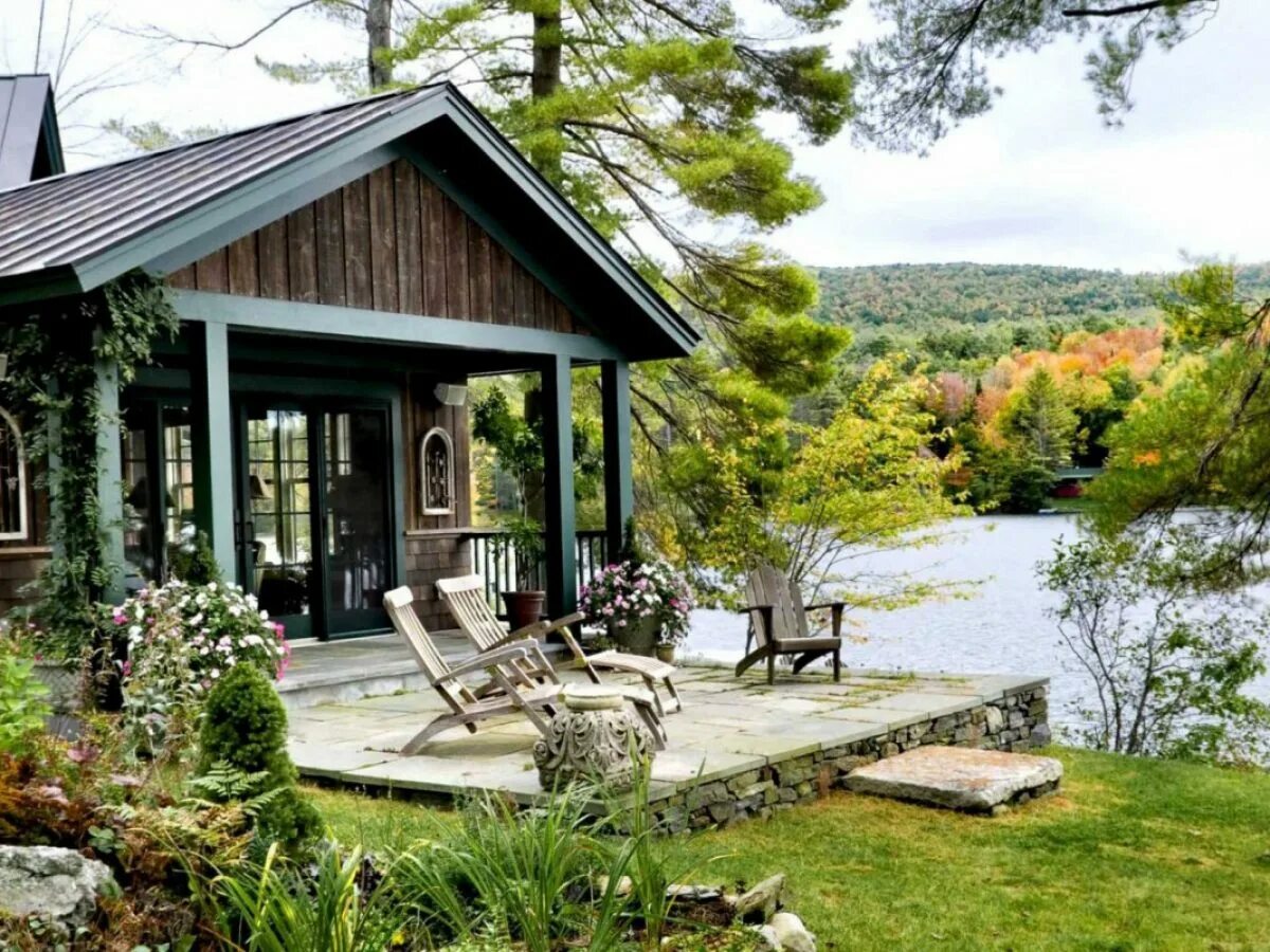 Красивый дом в лесу. Дом у озера. Дача в Норвегии. Верен дом.