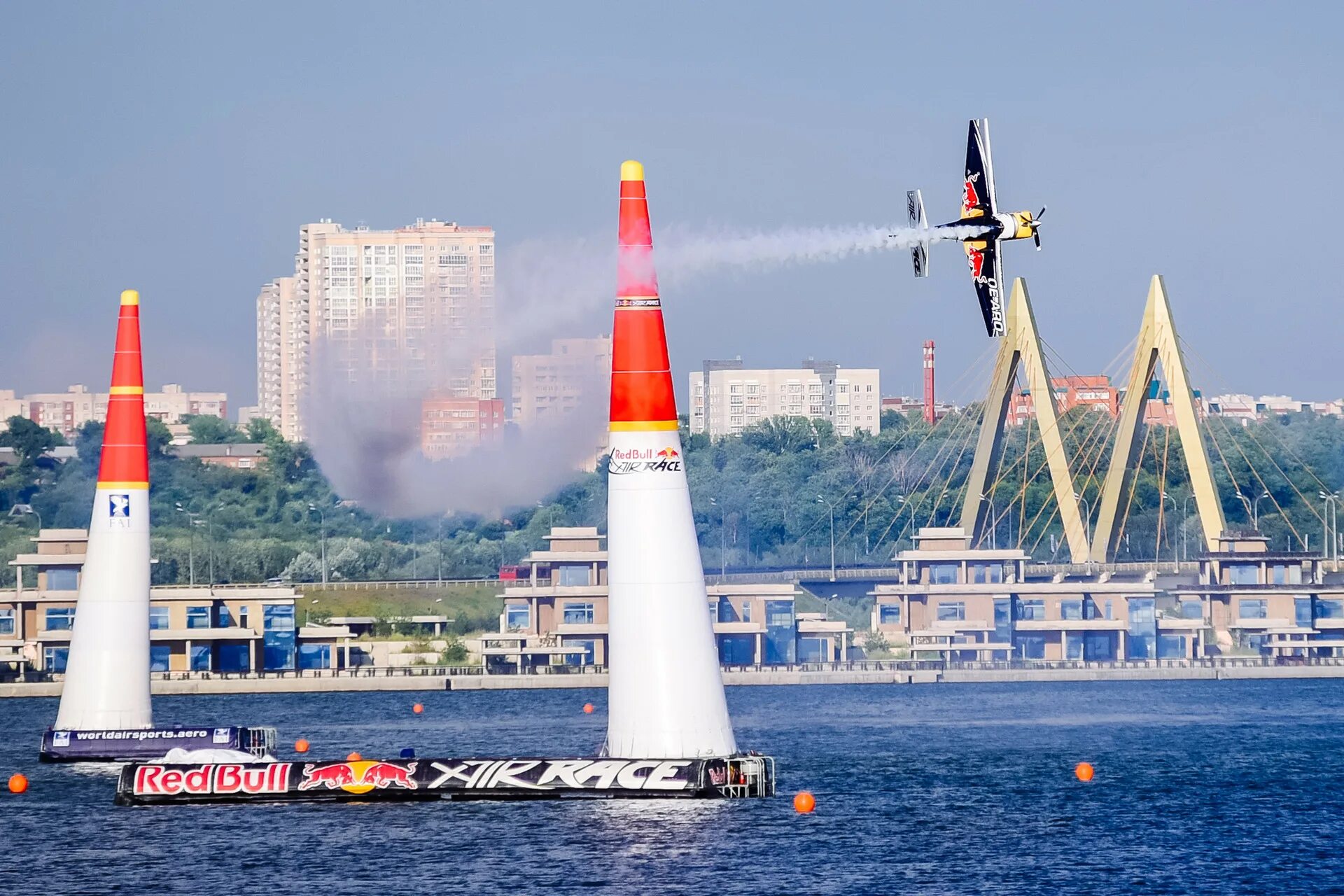 Red bull air. Red bull air race. ред булл air race. редбул казань. how the red bull air race pylons work.