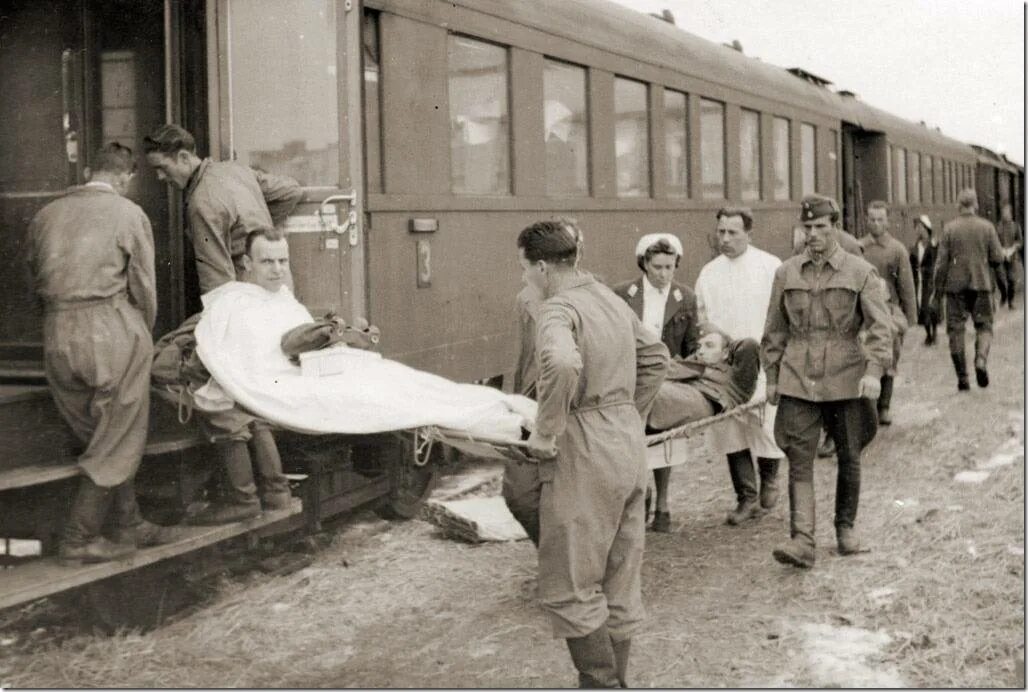 Поезд госпиталь. Санитарный поезд в годы Великой Отечественной войны 1941-1945. Санитарные поезда в годы войны 1941-1945. Санитарный поезд в годы Великой Отечественной войны. Сочи город госпиталь в годы войны 1941-1945.