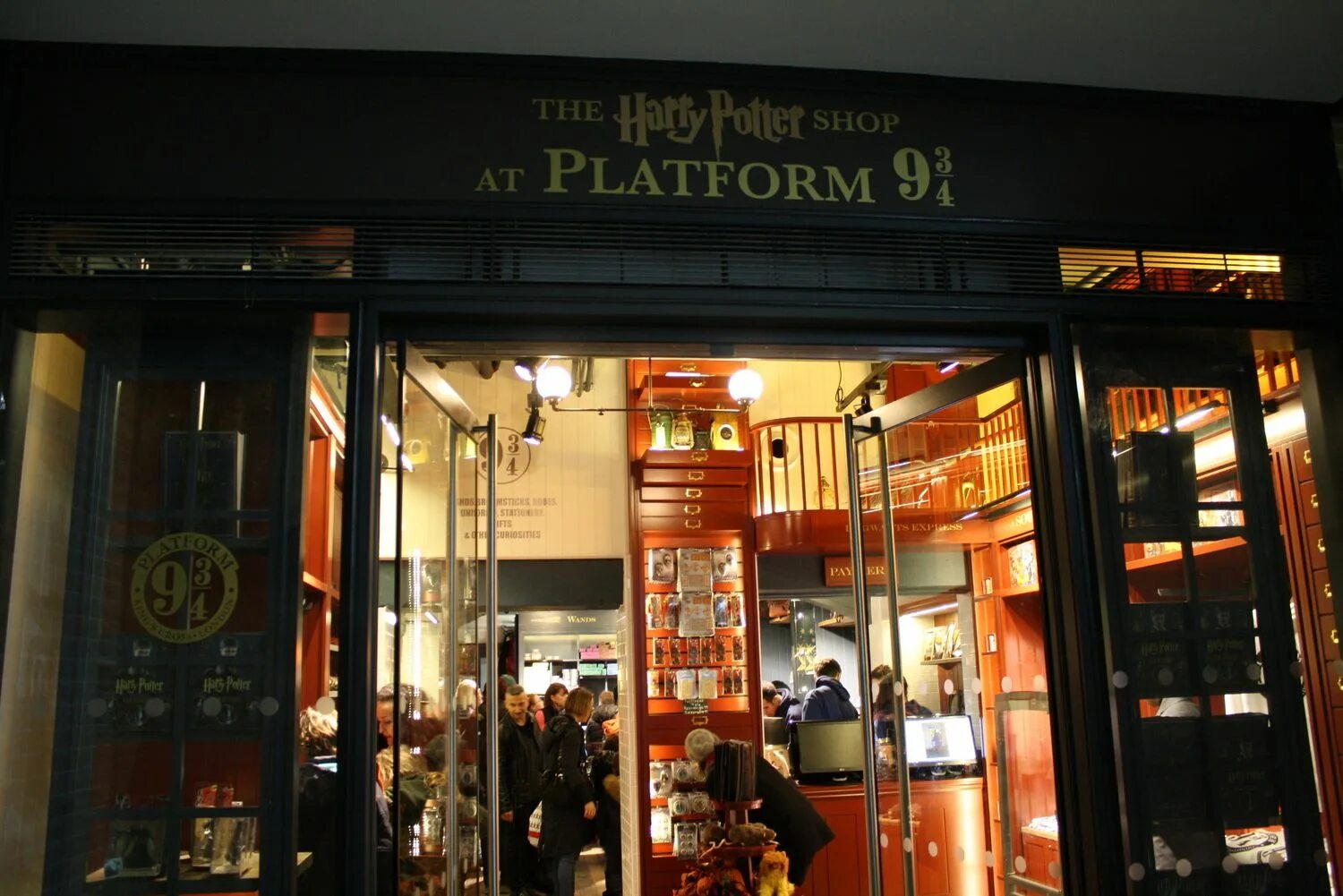 Shop 9. Магазин Harry Potter в Лондоне. Магазин Гарри Поттера в Москве. Самый большой магазин Гарри Поттера в Москве. Магазин Гарри Поттера в Санкт-Петербурге.