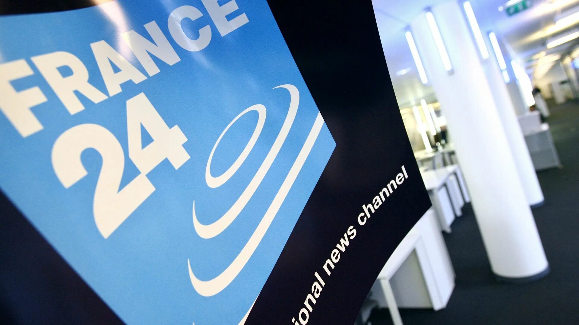 Толстой французскому телевидению 2024. France 24. Французские Телеканалы. France 24 студия. France 24 лого.