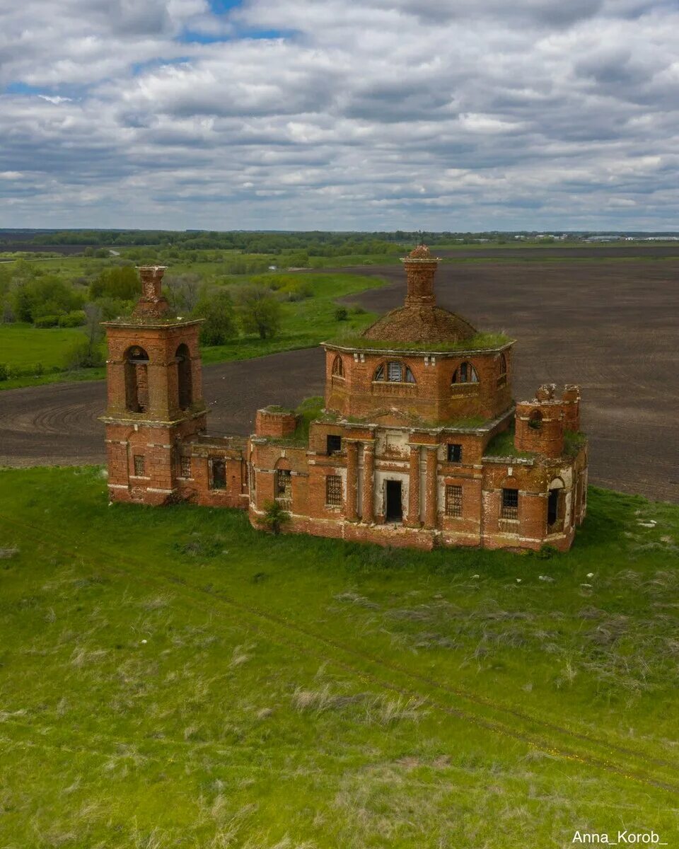 Несуществующее село. В селе. каменная церковь. церковь в селе. село в россии.