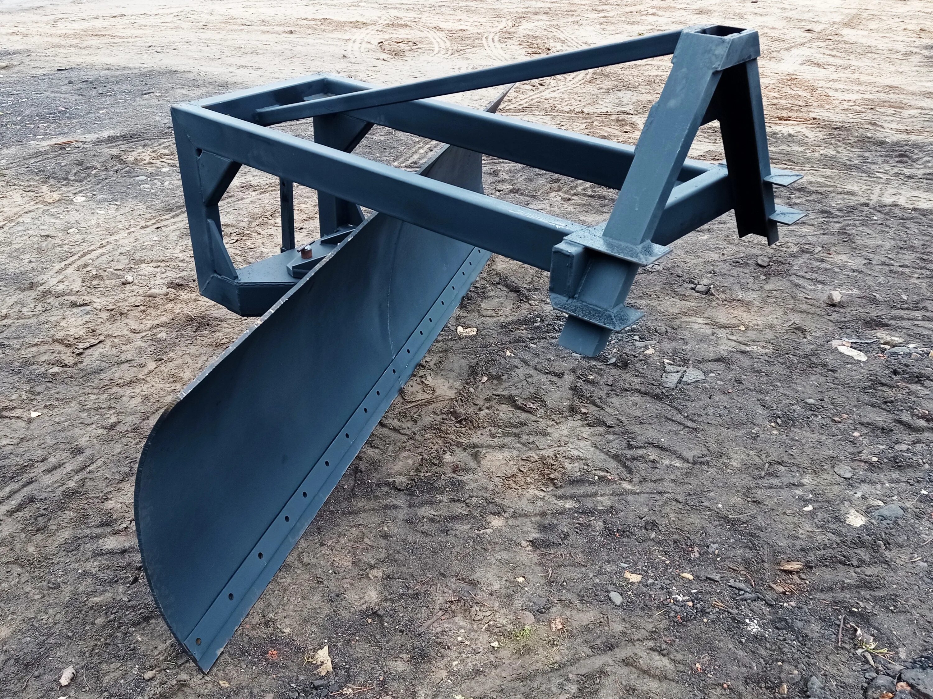 отвал на навеску. снеговой отвал для минитрактора кмз. отвал планировочный мтс-104 для мтз. отвал крепление т25 трактор. отвал на навеску.